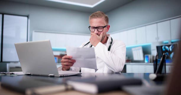 Quais as consequências de uma Advertência para o Médico Residente?